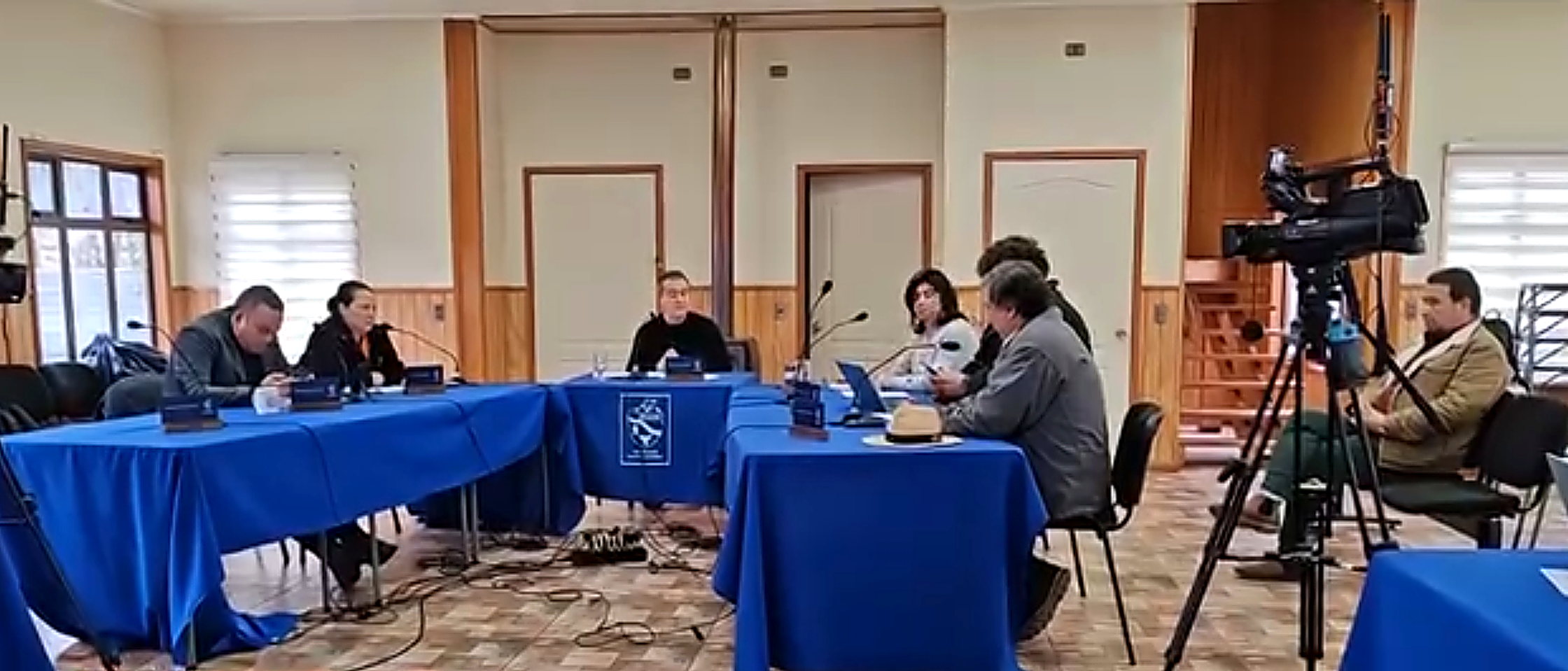 Sesión del Concejo Municipal de Río Bueno durante la exposición de la Corporación sobre la protección de las aguas del río Bueno.