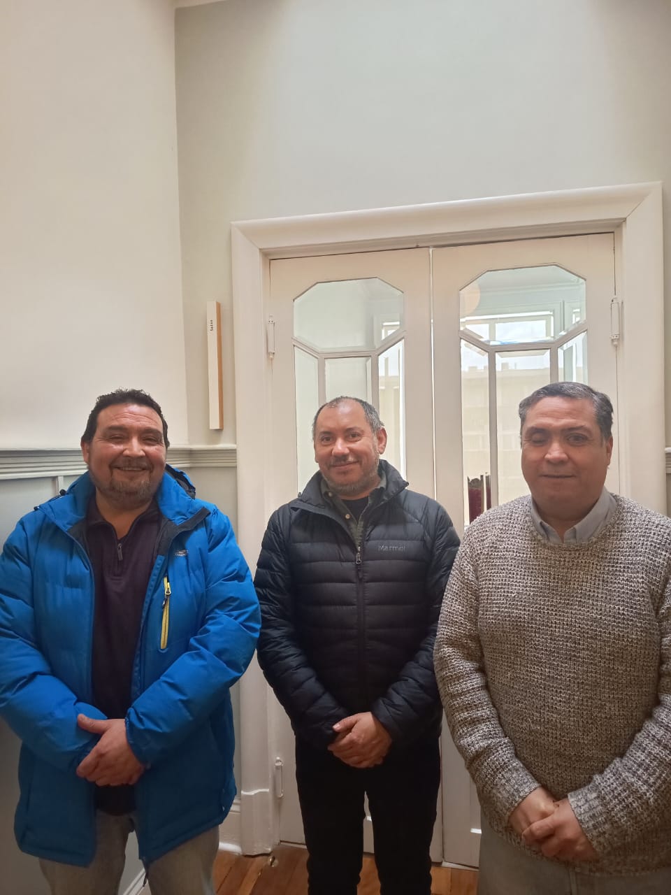 Reunión de la Corporación para el Desarrollo de Río Bueno con el jefe de gabinete de Rectoría de la Universidad Austral de Chile en el Salón Rojo de la Casa Central.