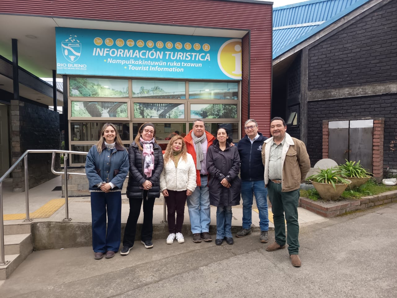 Integrantes de la Corporación para el Desarrollo de Río Bueno junto a la encargada de la Oficina de Medio Ambiente y funcionarios de la Oficina de Turismo de la Municipalidad de Río Bueno.